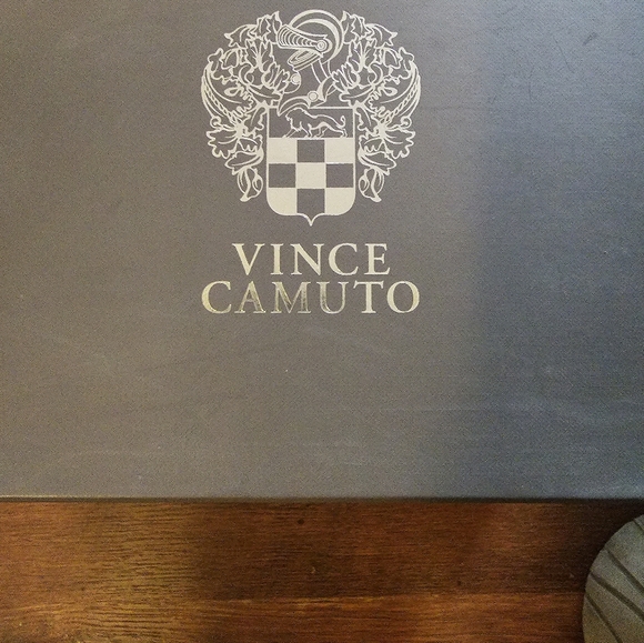 Vince Camuto, cream leather sandals - Picture 2 of 2